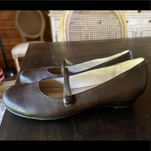 Life Stride brown shoe with small wedge heel, 7.5